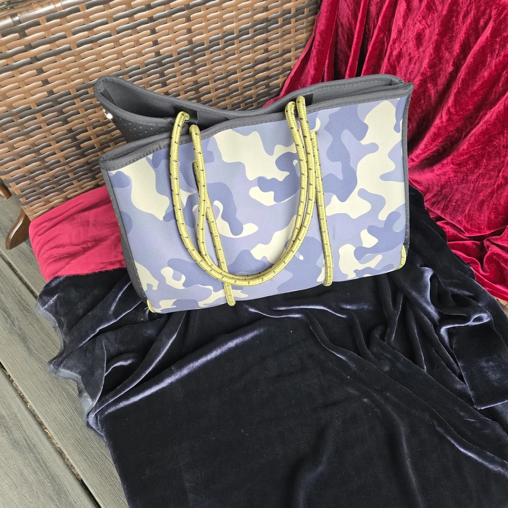 Camo Neoprene Tote Bag Rope Handles Star Accent w/ Zip Pouch - Picture 5 of 9